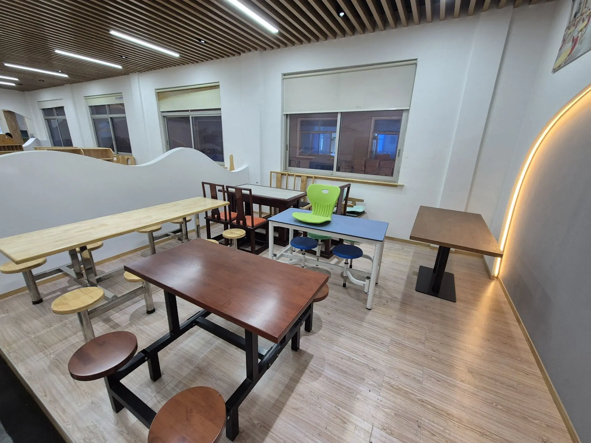 Primary and secondary school canteen and cafe furniture